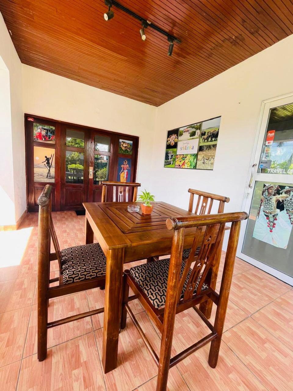 Hotel The Beez Negombo Esterno foto