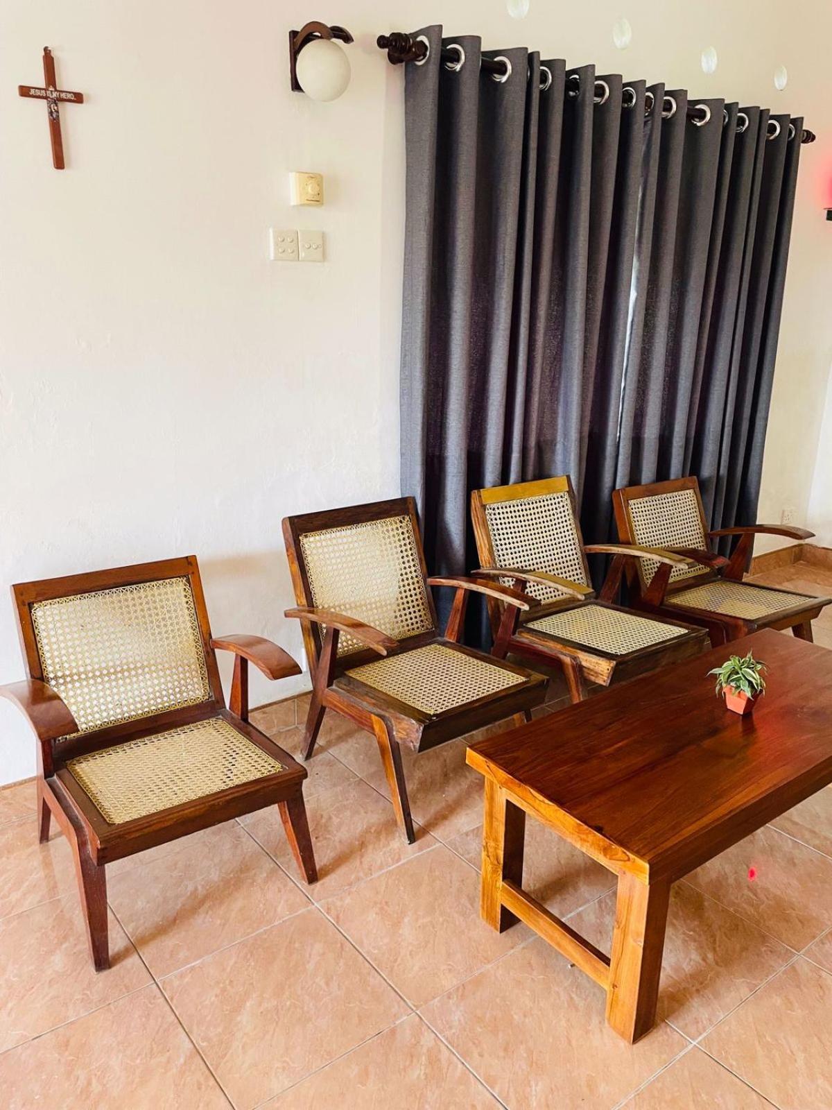 Hotel The Beez Negombo Esterno foto