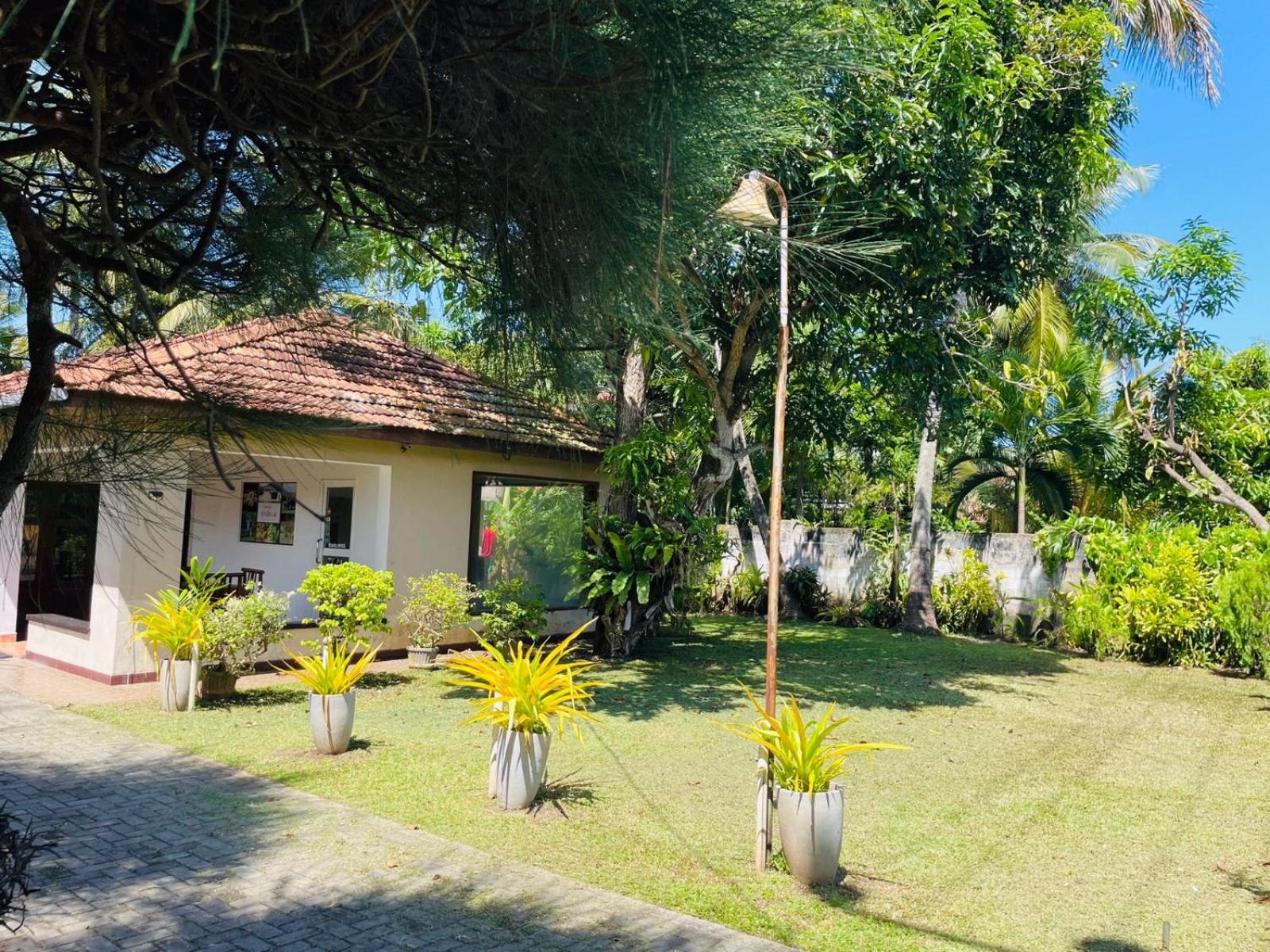 Hotel The Beez Negombo Esterno foto