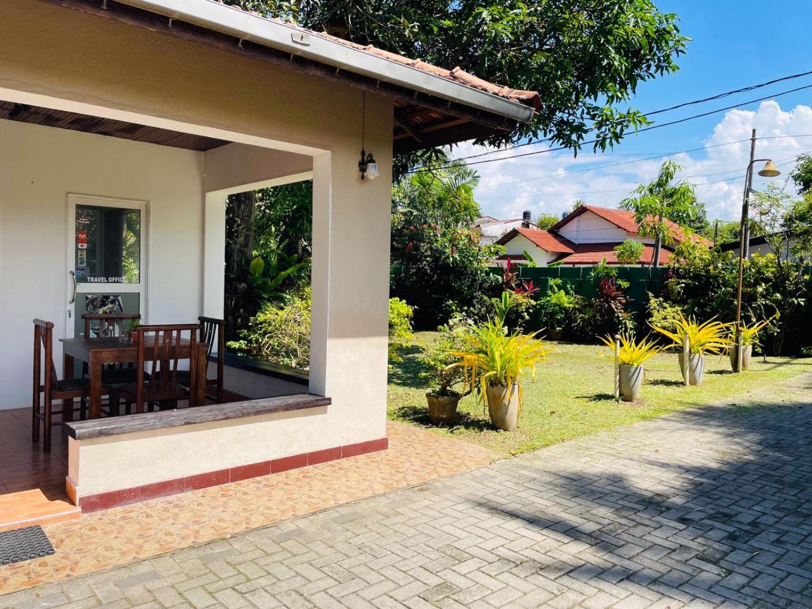 Hotel The Beez Negombo Esterno foto
