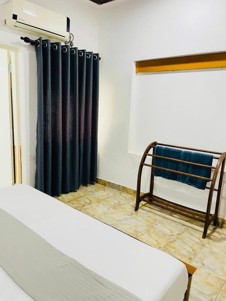 Hotel The Beez Negombo Esterno foto