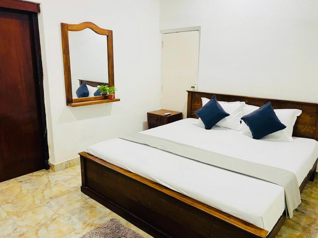 Hotel The Beez Negombo Esterno foto