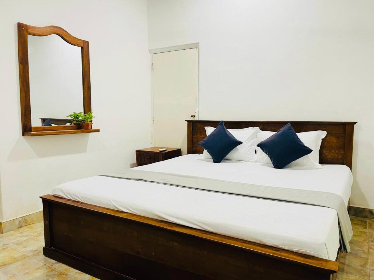 Hotel The Beez Negombo Esterno foto