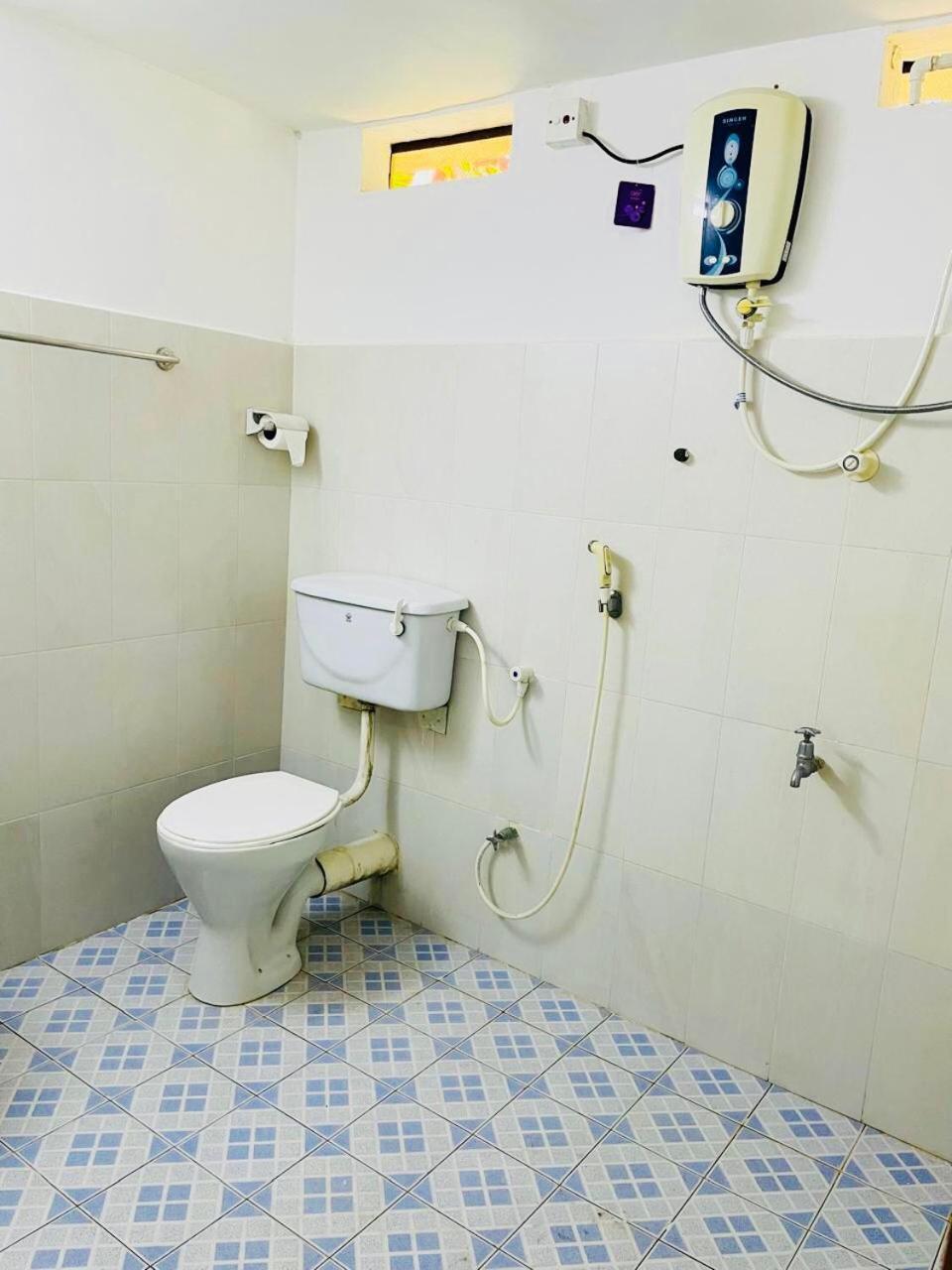 Hotel The Beez Negombo Esterno foto