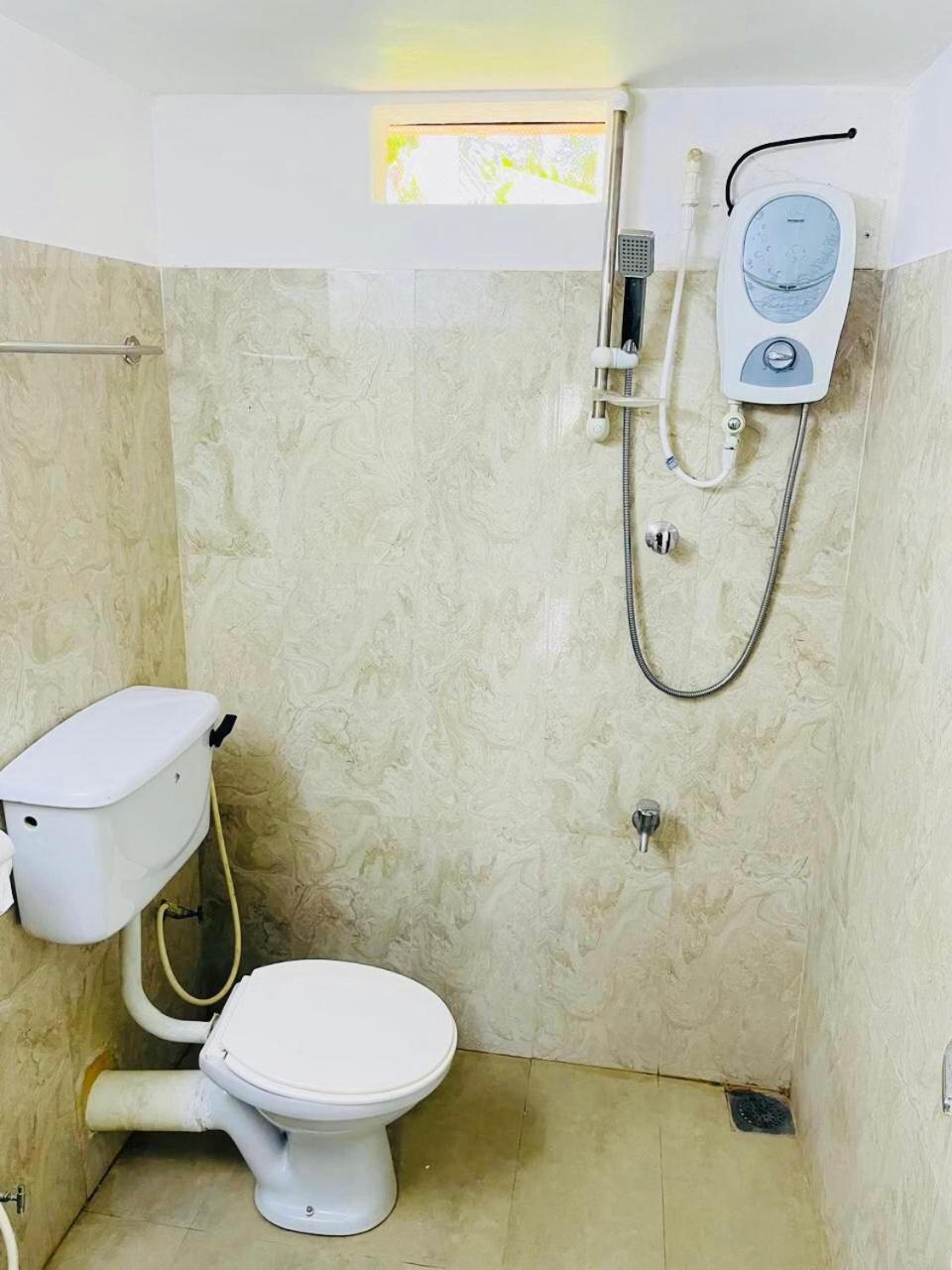 Hotel The Beez Negombo Esterno foto