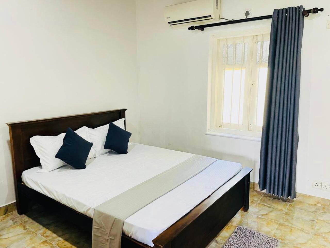Hotel The Beez Negombo Esterno foto
