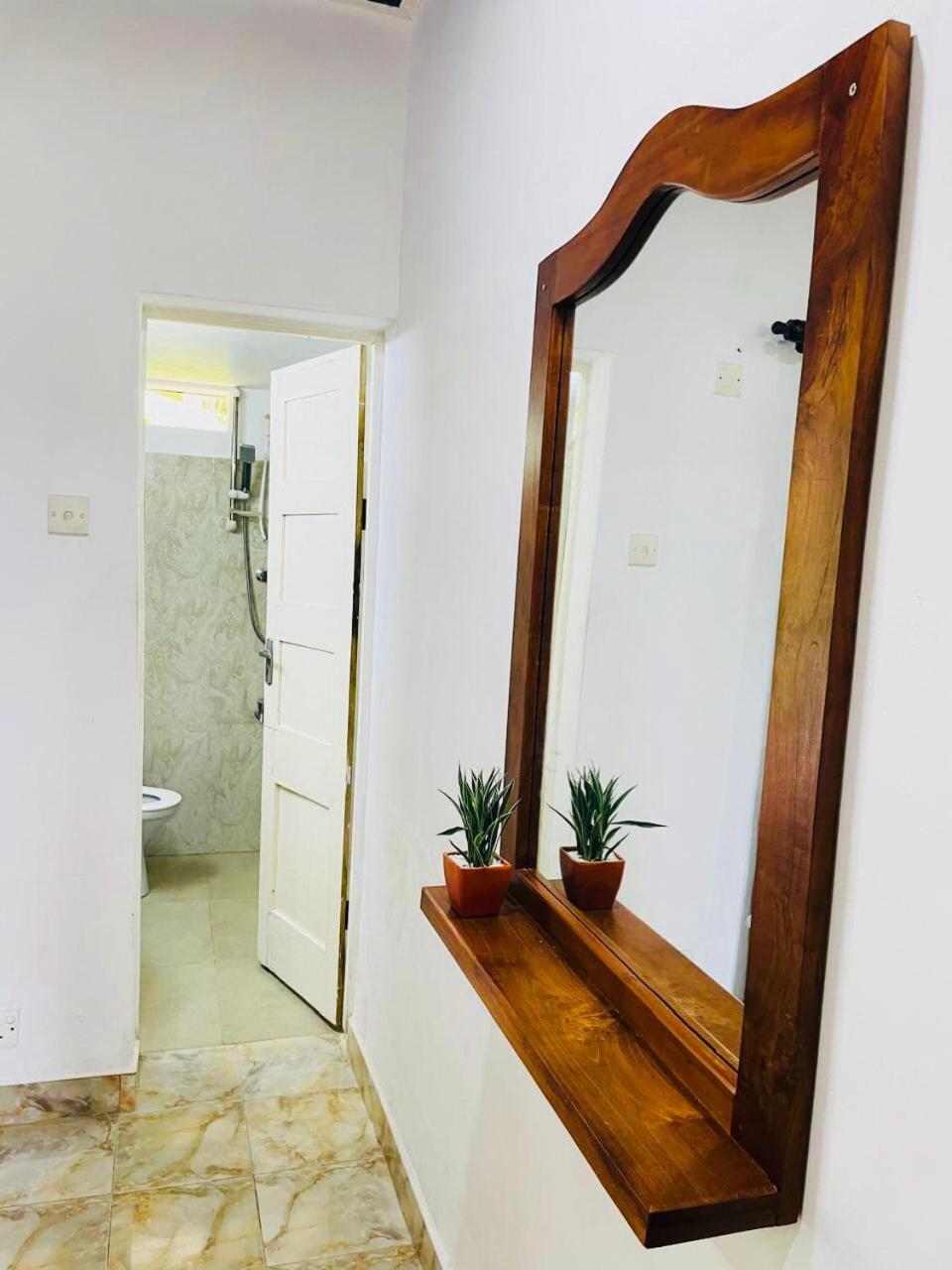 Hotel The Beez Negombo Esterno foto