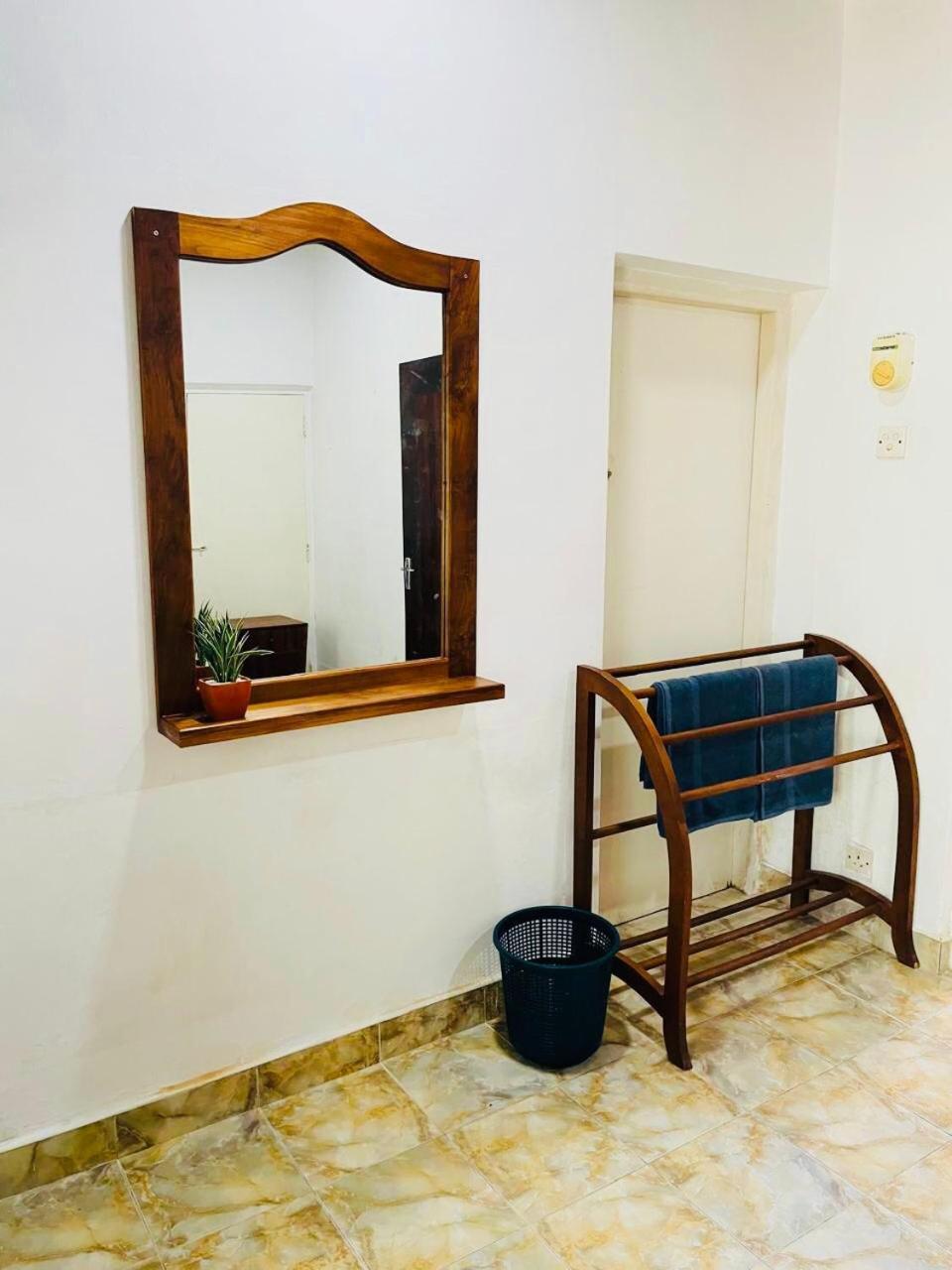 Hotel The Beez Negombo Esterno foto