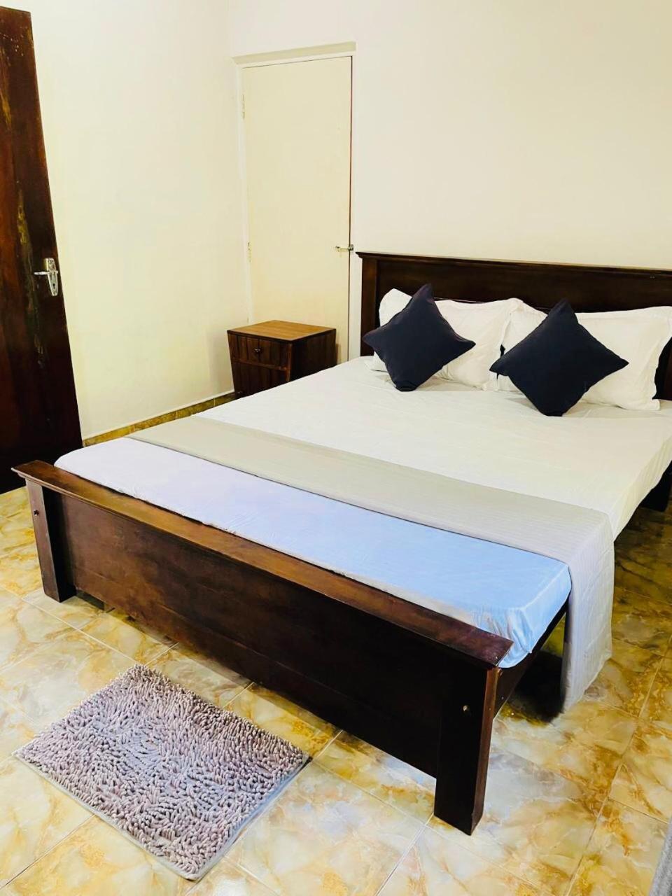 Hotel The Beez Negombo Esterno foto