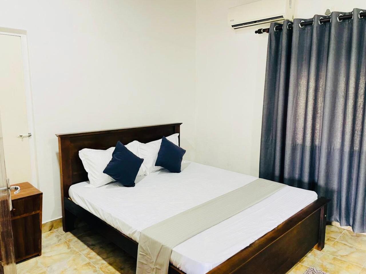 Hotel The Beez Negombo Esterno foto