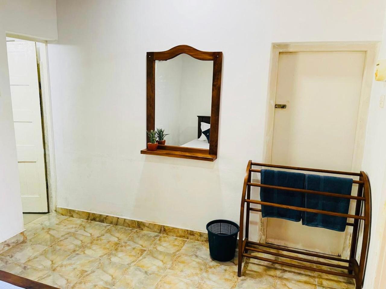 Hotel The Beez Negombo Esterno foto